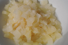 Ananas pokrájíme na malé kousky