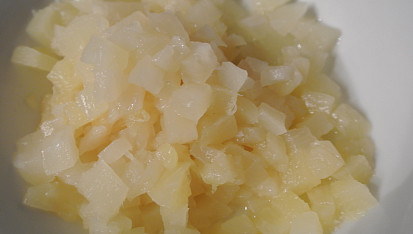 Karibský svatební dort, Ananas pokrájíme na malé kousky