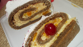 Kávová roláda s lahodným krémem a kandovanými višněmi