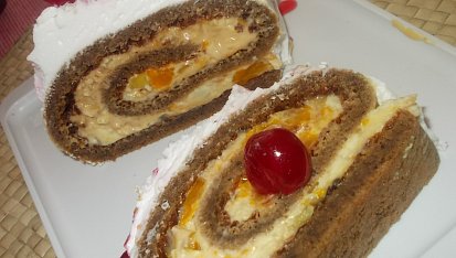 Kávová roláda s lahodným krémem a kandovanými višněmi
