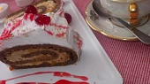 Kávová roláda s lahodným krémem a kandovanými višněmi