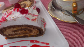 Kávová roláda s lahodným krémem a kandovanými višněmi