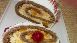 Kávová roláda s lahodným krémem a kandovanými višněmi