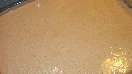 Kávová roláda s lahodným krémem a kandovanými višněmi