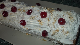 Kávová roláda s lahodným krémem a kandovanými višněmi