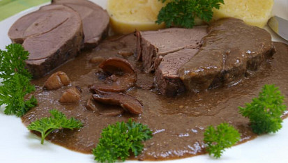 Kolouščí kýta na hříbkách a víně