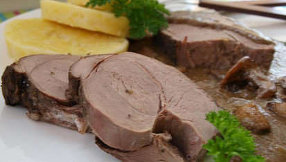 Kolouščí kýta na hříbkách a víně