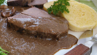 Kolouščí kýta na hříbkách a víně