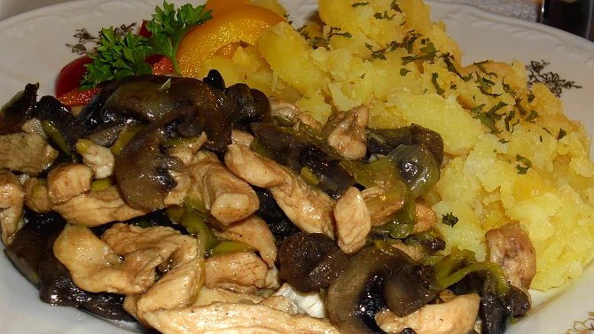 Kuřecí nudličky s houbami a pórkem