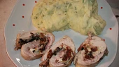 Kuřecí roláda s mozzarellou, olivami a vínem, bez omáčky
