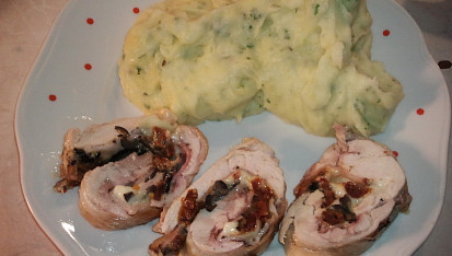 Kuřecí roláda s mozzarellou, olivami a vínem, bez omáčky