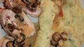 Kuřecí roláda s mozzarellou, olivami a vínem, s omáčkou