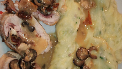Kuřecí roláda s mozzarellou, olivami a vínem, s omáčkou