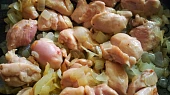Ma'alubi - obracený hrnec s lilkem a kuřecím masem