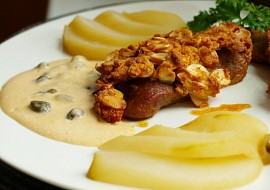 Mandlový krůtí steak,  omáčka s kapary,  pošírovaná hruška