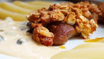 Mandlový krůtí steak,  omáčka s kapary,  pošírovaná hruška