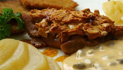Mandlový krůtí steak,  omáčka s kapary,  pošírovaná hruška