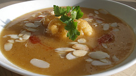 Marocká ostrá květáková polévka s mandlemi