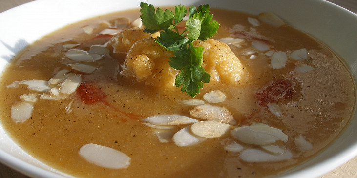 Marocká ostrá květáková polévka s mandlemi