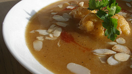 Marocká ostrá květáková polévka s mandlemi