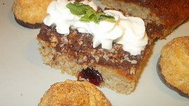 Křehký moučník s  lískovýma oříškama, jablky a likérem