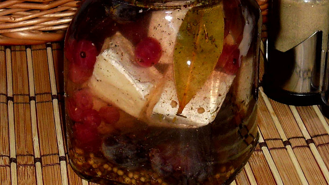 Naložený hermelín s rybízem a hroznovým vínem