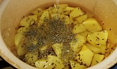 Nastavovaná kaše, která nám chutná nejvíc, vaříme brambory se solí, kmínem a lžící majoránky...