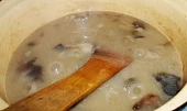 Omáčka Velouté s přidáním řapíkatého celeru, houbami a kyselých okurek, dusíme...