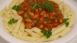 Omáčka z pečených rajčat, fazolí a kuřecího masa