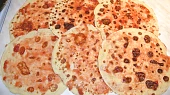 Palačinková roláda s třešněmi, Palačinky potřeme marmeládou a poskládáme tak, aby se překrývaly