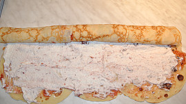 Palačinková roláda s třešněmi