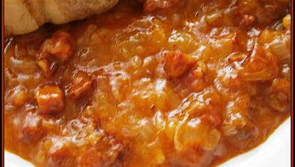 Pikantní cibulové zelíčko, detail zelíčka s debrecínskou klobásou