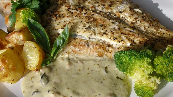 Platýs s omáčkou pesto
