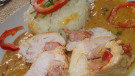 Plněná kuřecí prsa na bulharské  zeleninové směsi  " Ljutenica "