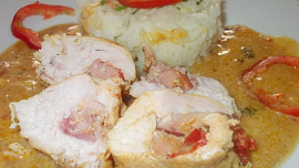 Plněná kuřecí prsa na bulharské  zeleninové směsi  " Ljutenica "