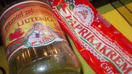 Plněná kuřecí prsa na bulharské  zeleninové směsi  " Ljutenica "