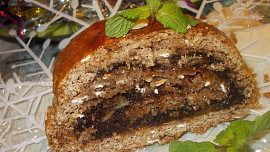 Plněný perník  z celozrnné mouky s povidlovo-makovo-oříškovou náplní