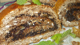 Plněný perník  z celozrnné mouky s povidlovo-makovo-oříškovou náplní