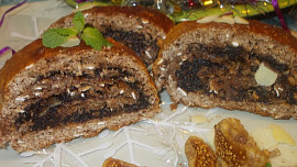 Plněný perník  z celozrnné mouky s povidlovo-makovo-oříškovou náplní