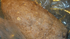 Plněný perník  z celozrnné mouky s povidlovo-makovo-oříškovou náplní