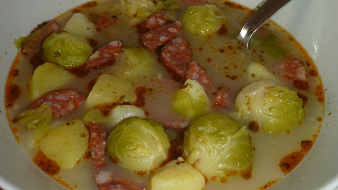 Polévka z růžičkové kapusty s  klobásou