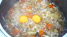 Rozmarynova cesnecka à la 'poached egg'