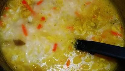 Rychlá zapražená rýžová polévka s kapustičkami-třeba když zbyde rýže, polévku vaříme 20 minut.....