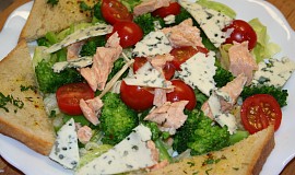 Salát s lososem, brokolicí a plísňovým sýrem