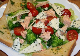 Salát s lososem, brokolicí a plísňovým sýrem