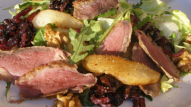 " Sušená" kachní prsa na salátu