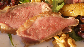 " Sušená" kachní prsa na salátu