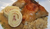 Svatomartinská husa s rolovaným bramborovým knedlíkem a jablečným zelím (stejným způsobem připravené kuřátko)