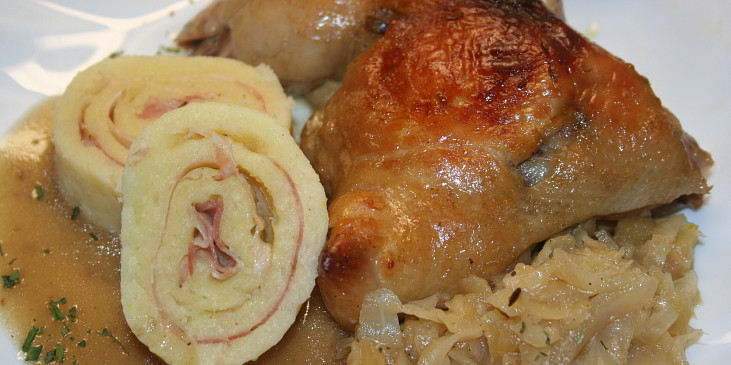 Svatomartinská husa s rolovaným bramborovým knedlíkem a jablečným zelím (stejným způsobem připravené kuřátko)