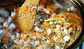 Syrovátková polévka se zeleninou a ovesnými vločkami, osmažíme cibuli, zeleninu i ovesné vločky...